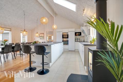 Køkkenet i luksushus nr. 474 er udstyrret, så I let kan lave mad til 20 personer.