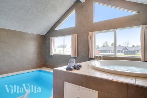 Nyd varmen i spaen i luksushus nr. 474 i Østjylland