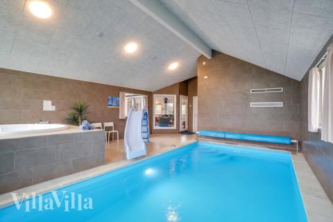 Sommerhus 474 er indrettet med en lækker poolafdeling med vandrutsjebane, dejlig stor indbygget spabad og sauna