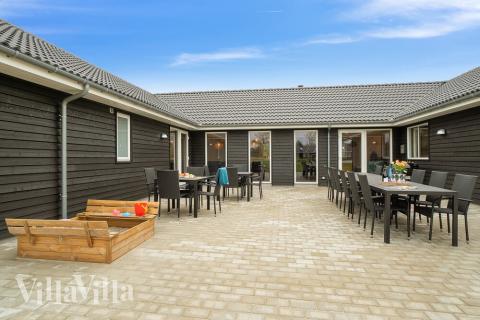 Luksushus nr. 474 har en dejlig terrasse med gode havemøbler til 20 personer.