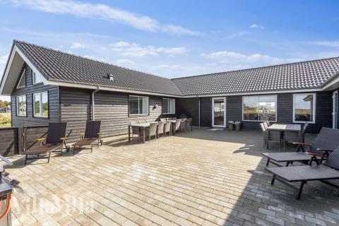 Nyd en grillaften på terrassen i luksushus nr. 476 i Nordjylland