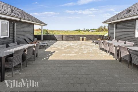 På terrassen i sommerhus nr. 476 er der plads til 20 personer.