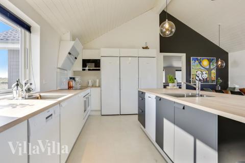 Køkkenet i luksushus nr. 476 er udstyrret, så I let kan lave mad til 20 personer.