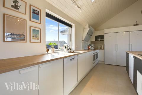 I luksushusets køkken findes alt, hvad I skal bruge til at lave mad til 20 personer. 