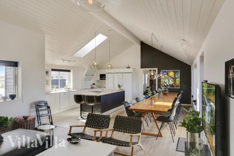 Det store lyse opholdrum i luksushus nr. 476 til 20.