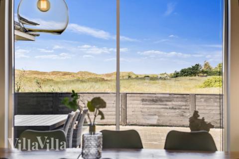 I kan sagtens side 20 personer sammen i sommerhusets opholdsrum, når I besøger luksushus 476 i Nordjylland.