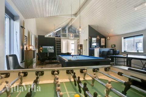 Aktivitetsrum i luksushus nr. 476 med 8 soveværelser og plads til 20 personer.