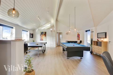 Dyst i sommerhusets aktivitetsrum, når I besøger luksushus nr. 476 i Nordjylland.