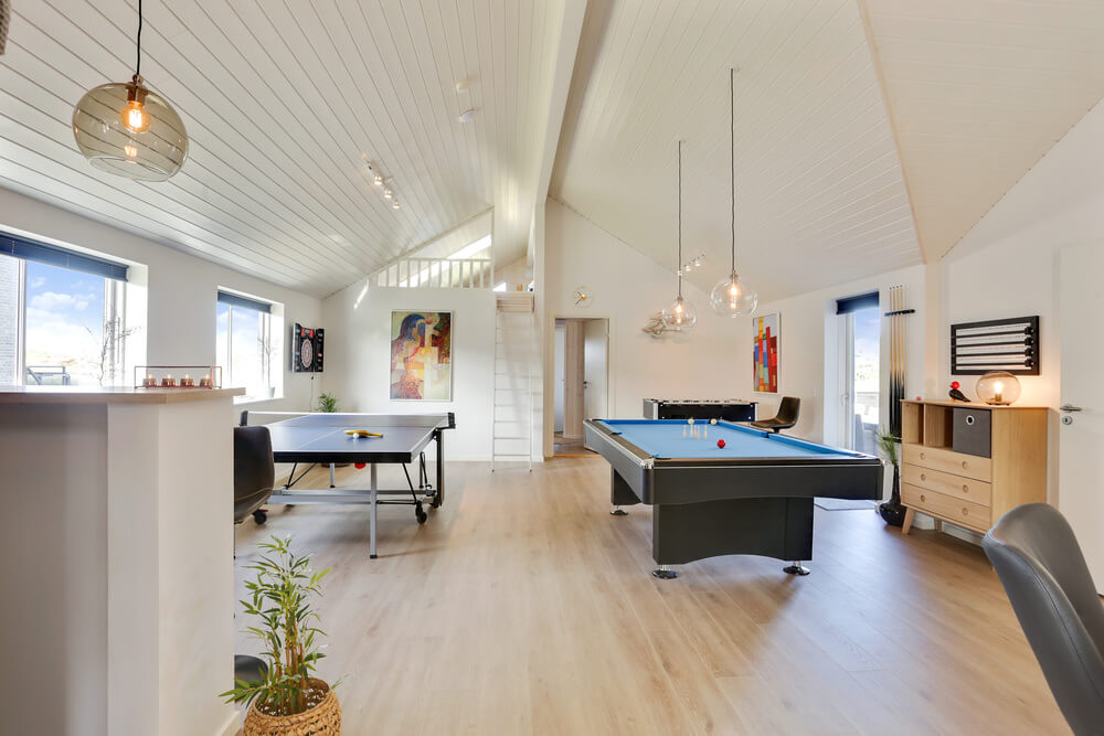 Dyst i sommerhusets aktivitetsrum, når I besøger luksushus nr. 476 i Nordjylland.