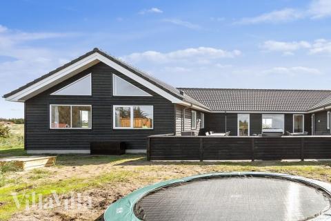 I det attraktive aktivitesrum i luksushus nr. 476 i Nordjylland  er der masser af udendørs aktiviteter, f.eks. legetårn og gynge