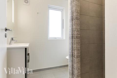 Der er bad med brus i luksushus nr. 445 til 20 personer.