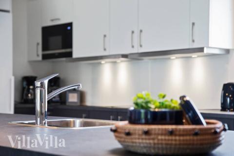 Køkkenet i luksushus nr. 445 er udstyrret, så I let kan lave mad til 20 personer.