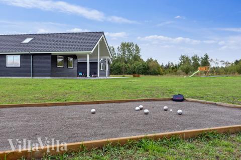 I det attraktive aktivitesrum i luksushus nr. 445 i Lolland/Falster/Møn  er der masser af udendørs aktiviteter, f.eks. legetårn og gynge