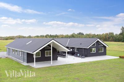 Dette skønne poolhus nr. 445 med plads til 20 personer ligger i Lolland/Falster/Møn