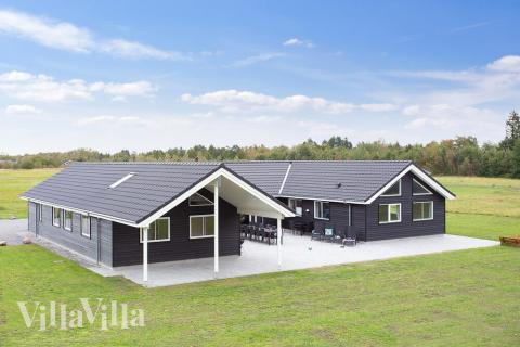 Dette skønne poolhus nr. 445 med plads til 20 personer ligger i Lolland/Falster/Møn