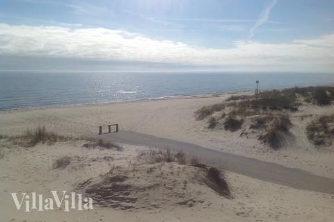 Stranden nær luksushus nr. 445 i Lolland/Falster/Møn indbyder til en gåtur.