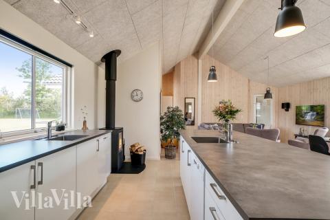 Køkkenet i luksushus nr. 451 er udstyrret, så I let kan lave mad til 20 personer.