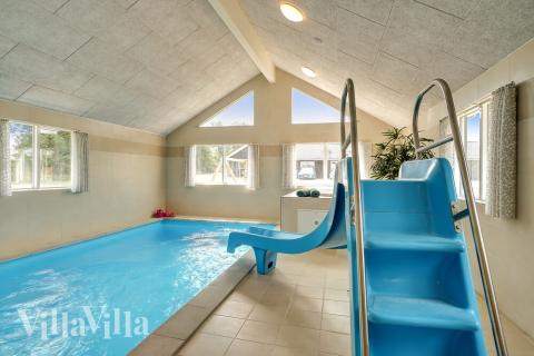Sommerhus 451 er indrettet med en lækker poolafdeling med vandrutsjebane, dejlig stor indbygget spabad og sauna