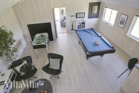 Luksushus 459 til 16 personer byder på et stort aktivitetsrum med bl.a. billard og dart