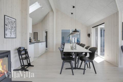 I kan sagtens side 16 personer sammen i sommerhusets opholdsrum, når I besøger luksushus 459 i Lolland/Falster/Møn.