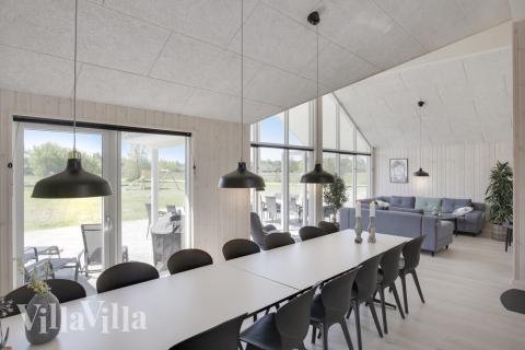 Det store lyse opholdrum i luksushus nr. 459 til 16.