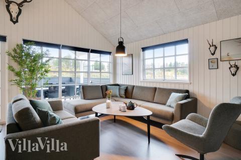 Det store lyse opholdrum i luksushus nr. 460 til 18.