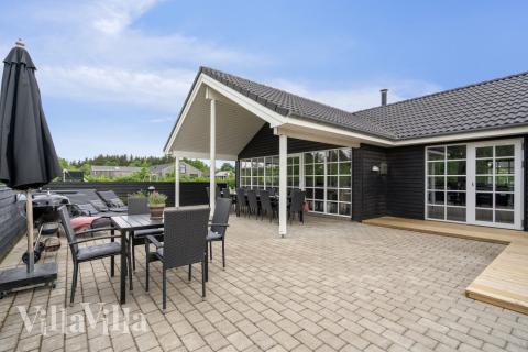 Nyd en grillaften på terrassen i luksushus nr. 460 i Vestjylland