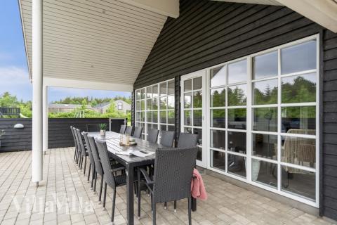 Luksushus nr. 460 har en dejlig terrasse med gode havemøbler til 18 personer.