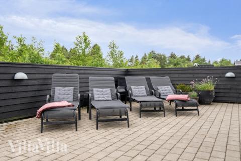 På terrassen i sommerhus nr. 460 er der plads til 18 personer.