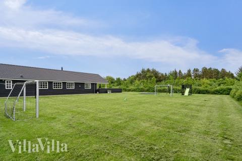 Ud over de mange timer, man kan bruge i husets pool-afdeling, så byder luksushus 460 også på mange udendørs aktiviteter