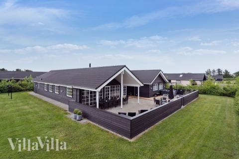 Dette skønne poolhus nr. 460 med plads til 18 personer ligger i Vestjylland