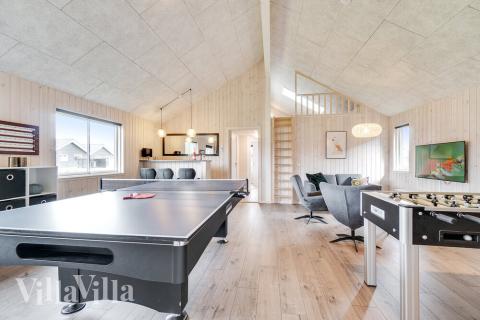 Luksushus 464 til 16 personer byder på et stort aktivitetsrum med bl.a. billard og dart