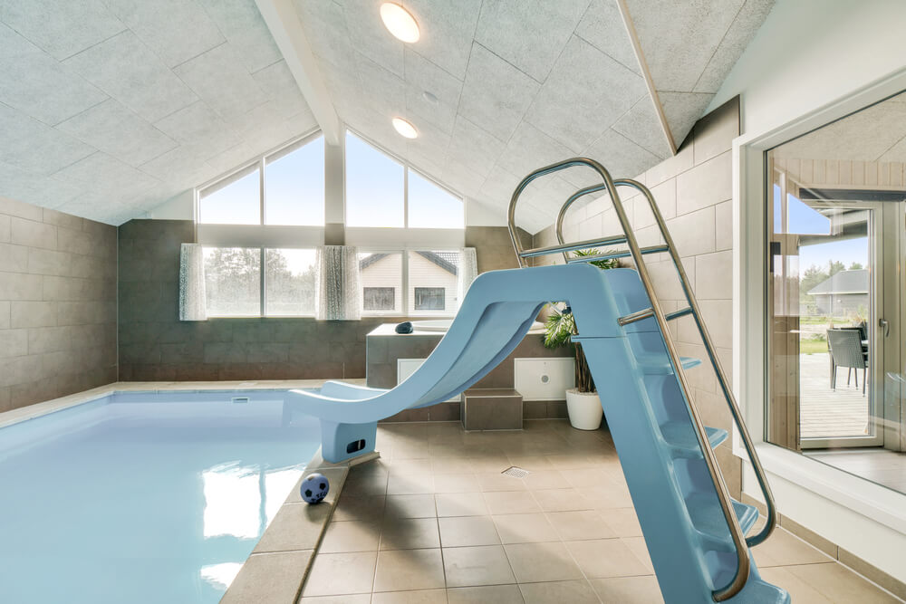 Sommerhus 464 er indrettet med en lækker poolafdeling med vandrutsjebane, dejlig stor indbygget spabad og sauna