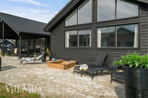 På terrassen i sommerhus nr. 464 er der plads til 16 personer.