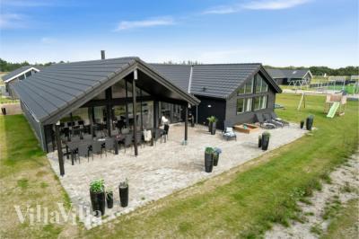 Dette skønne poolhus nr. 464 med plads til 16 personer ligger i Vestjylland