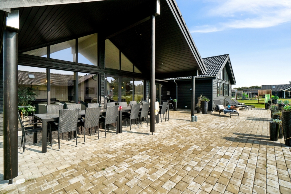 Nyd en grillaften på terrassen i luksushus nr. 464 i Vestjylland