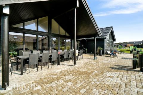 Nyd en grillaften på terrassen i luksushus nr. 464 i Vestjylland