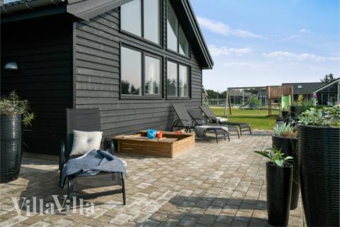 Luksushus nr. 464 har en dejlig terrasse med gode havemøbler til 16 personer.