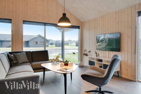 I kan sagtens side 26 personer sammen i sommerhusets opholdsrum, når I besøger luksushus 462 i Vestjylland.