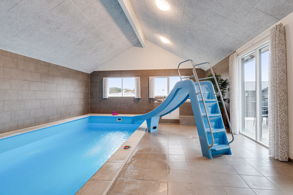 Sommerhus 462 er indrettet med en lækker poolafdeling med vandrutsjebane, dejlig stor indbygget spabad og sauna