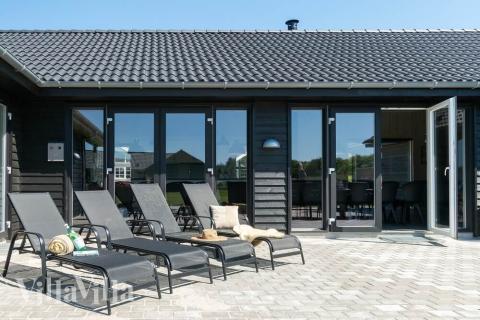 På terrassen i sommerhus nr. 462 er der plads til 26 personer.