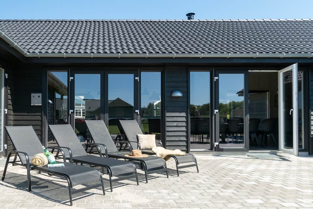På terrassen i sommerhus nr. 462 er der plads til 26 personer.