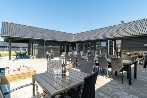 Nyd en grillaften på terrassen i luksushus nr. 462 i Vestjylland