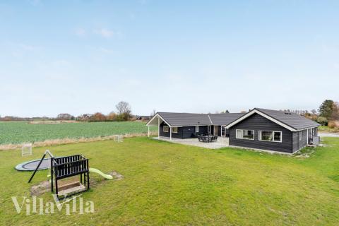 Dette skønne poolhus nr. 468 med plads til 20 personer ligger i Lolland/Falster/Møn