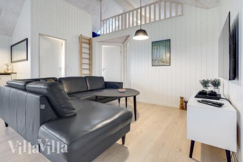 Der er mulighed for hygge i sommerhusets sofaarrangement, når I besøger luksushus nr. 468