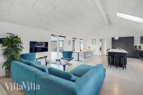 Sofaen i luksushus 468 i Lolland/Falster/Møn indbyder til brætspil eller at se en film sammen.