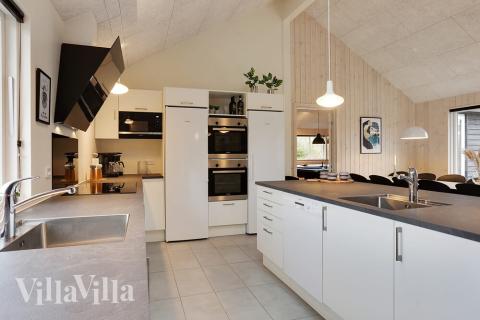 Køkkenet i luksushus nr. 469 er udstyrret, så I let kan lave mad til 22 personer.