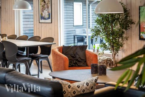 Der er mulighed for hygge i sommerhusets sofaarrangement, når I besøger luksushus nr. 469