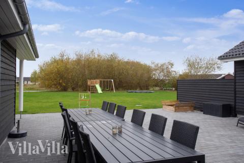 På terrassen i sommerhus nr. 469 er der plads til 22 personer.