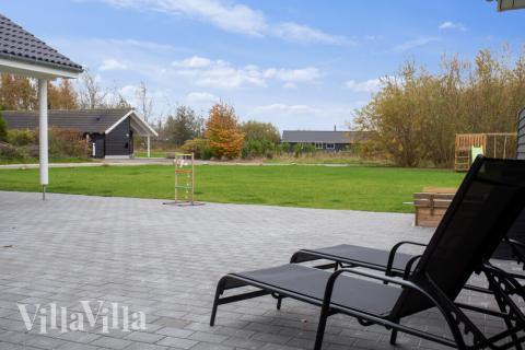 Nyd en grillaften på terrassen i luksushus nr. 469 i Lolland/Falster/Møn